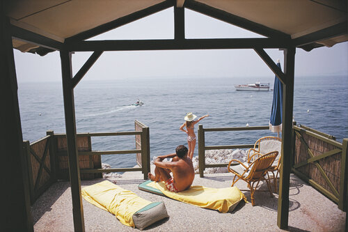 Slim Aarons 'Beach Hut In Antibes' di Slim Aarons, Fotografia in vendita su Singulart