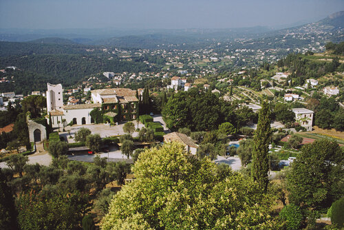 Slim Aarons 'Chateau Saint-Martin' di Slim Aarons, Fotografia in vendita su Singulart
