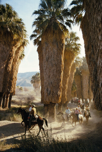Slim Aarons 'Palm Springs Riders' di Slim Aarons, Fotografia in vendita su Singulart