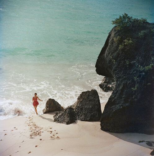 Slim Aarons 'Bermuda Beach' van Slim Aarons, Fotografie te koop op Singulart