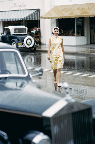 Slim Aarons 'Look No Shoes!' von Slim Aarons, Fotografie kaufen auf Singulart