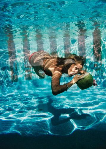 Slim Aarons 'Underwater Drink' von Slim Aarons, Fotografie kaufen auf Singulart