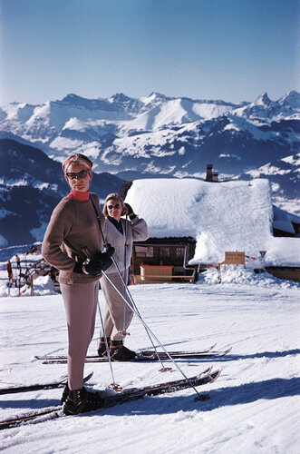 Slim Aarons 'Skiers In Gstaad' van Slim Aarons, Fotografie te koop op Singulart