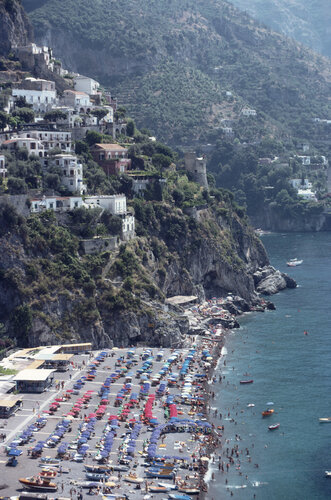 Slim Aarons 'Beach In Positano' di Slim Aarons, Fotografia in vendita su Singulart