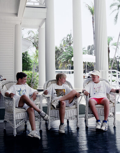 Slim Aarons 'Boca Grande Friends' von Slim Aarons, Fotografie kaufen auf Singulart