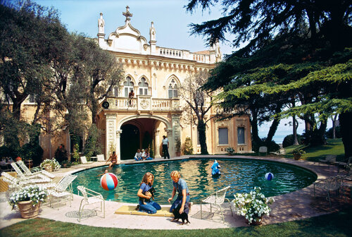 Slim Aarons 'Chateau St. Jean' di Slim Aarons, Fotografia in vendita su Singulart