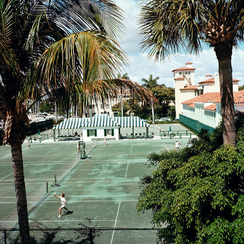 Slim Aarons 'Everglades Tennis Club' di Slim Aarons, Fotografia in vendita su Singulart