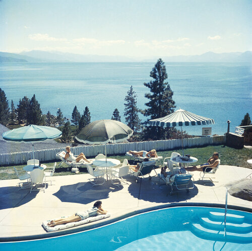 Slim Aarons 'Relaxing At Lake Tahoe' par Slim Aarons, Photographie en vente sur Singulart