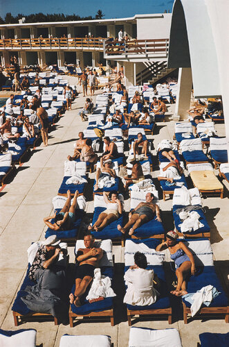 Slim Aarons 'Sunbathers In Miami' par Slim Aarons, Photographie en vente sur Singulart