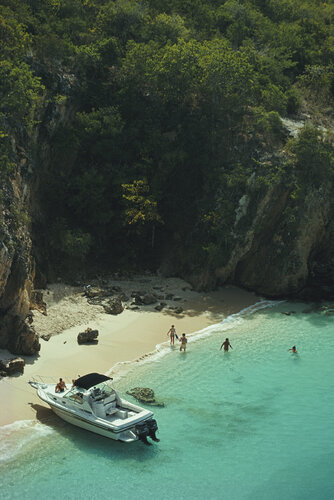 Slim Aarons 'Trip To Little Bay' di Slim Aarons, Fotografia in vendita su Singulart