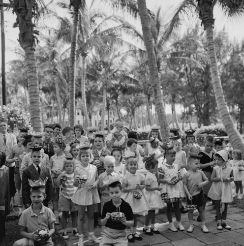 Slim Aarons 'Easter Egg Hunt' di Slim Aarons, Fotografia in vendita su Singulart