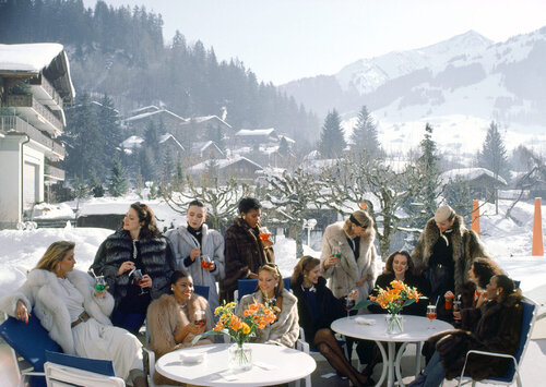 Slim Aarons 'Drinks At Gstaad' di Slim Aarons, Fotografia in vendita su Singulart