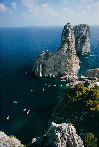 Slim Aarons 'Faraglioni Rocks' di Slim Aarons, Fotografia in vendita su Singulart