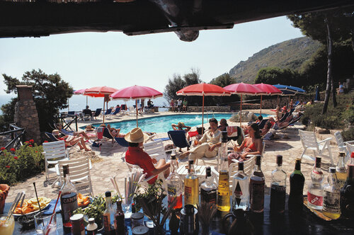 Slim Aarons 'Poolside Bar' by Slim Aarons, 사진 for Sale on Singulart