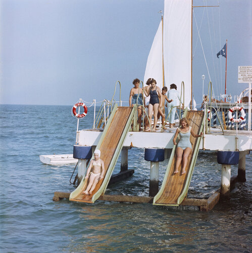 Slim Aarons 'Venice Vacation' by Slim Aarons, 사진 for Sale on Singulart