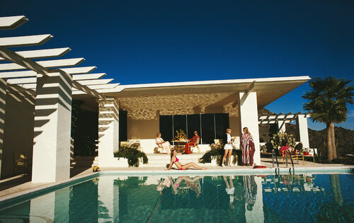 Slim Aarons 'Poolside In Arizona' by Slim Aarons, 사진 for Sale on Singulart