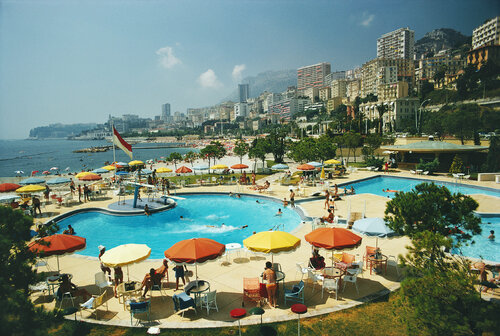 Slim Aarons 'Monte Carlo Beach Club' di Slim Aarons, Fotografia in vendita su Singulart