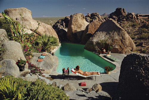 Slim Aarons 'Sunbathing In Arizona' de Slim Aarons, Fotografía a la venta en Singulart