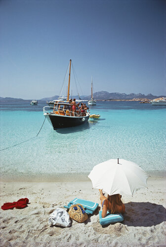 Slim Aarons 'Waiting In The Shade' van Slim Aarons, Fotografie te koop op Singulart