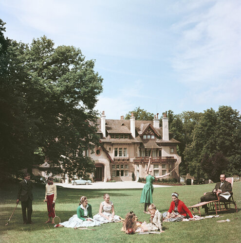 Slim Aarons 'French Stately Home' par Slim Aarons, Photographie en vente sur Singulart