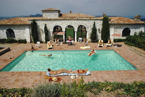 Slim Aarons 'Pool In St Tropez' par Slim Aarons, Photographie en vente sur Singulart