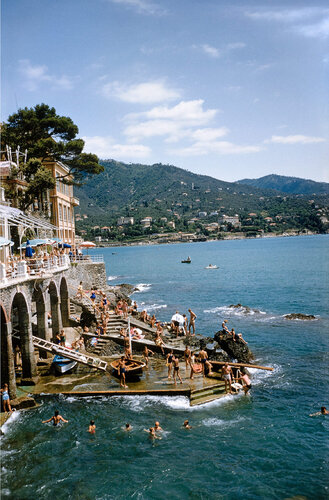 Slim Aarons 'Rapallo, Italy' by Slim Aarons, 写真 for Sale on Singulart