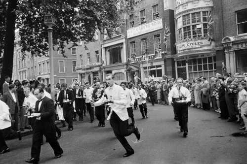 Slim Aarons 'Soho Waiters' Race' van Slim Aarons, Fotografie te koop op Singulart