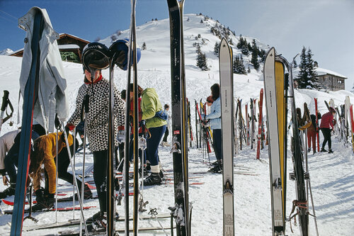 Slim Aarons 'Skiers At Gstaad' by Slim Aarons, 写真 for Sale on Singulart