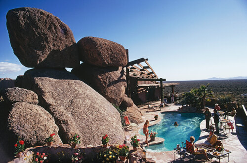 Slim Aarons 'Pool At Bouldereign' par Slim Aarons, Photographie en vente sur Singulart