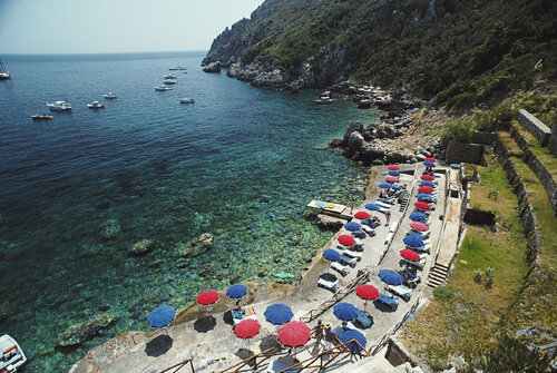 Slim Aarons 'Porto Ercole Beach' di Slim Aarons, Fotografia in vendita su Singulart