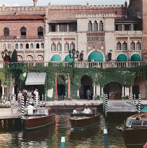 Westin Excelsior de Slim Aarons, Fotografía a la venta en Singulart