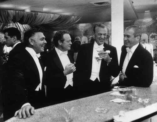 Kings of Hollywood: Clark Gable, Van Heflin, Gary Cooper, and Jimmy Stewart at Romanoff's in Beverly Hills di Slim Aarons, Fotografia in vendita su Singulart