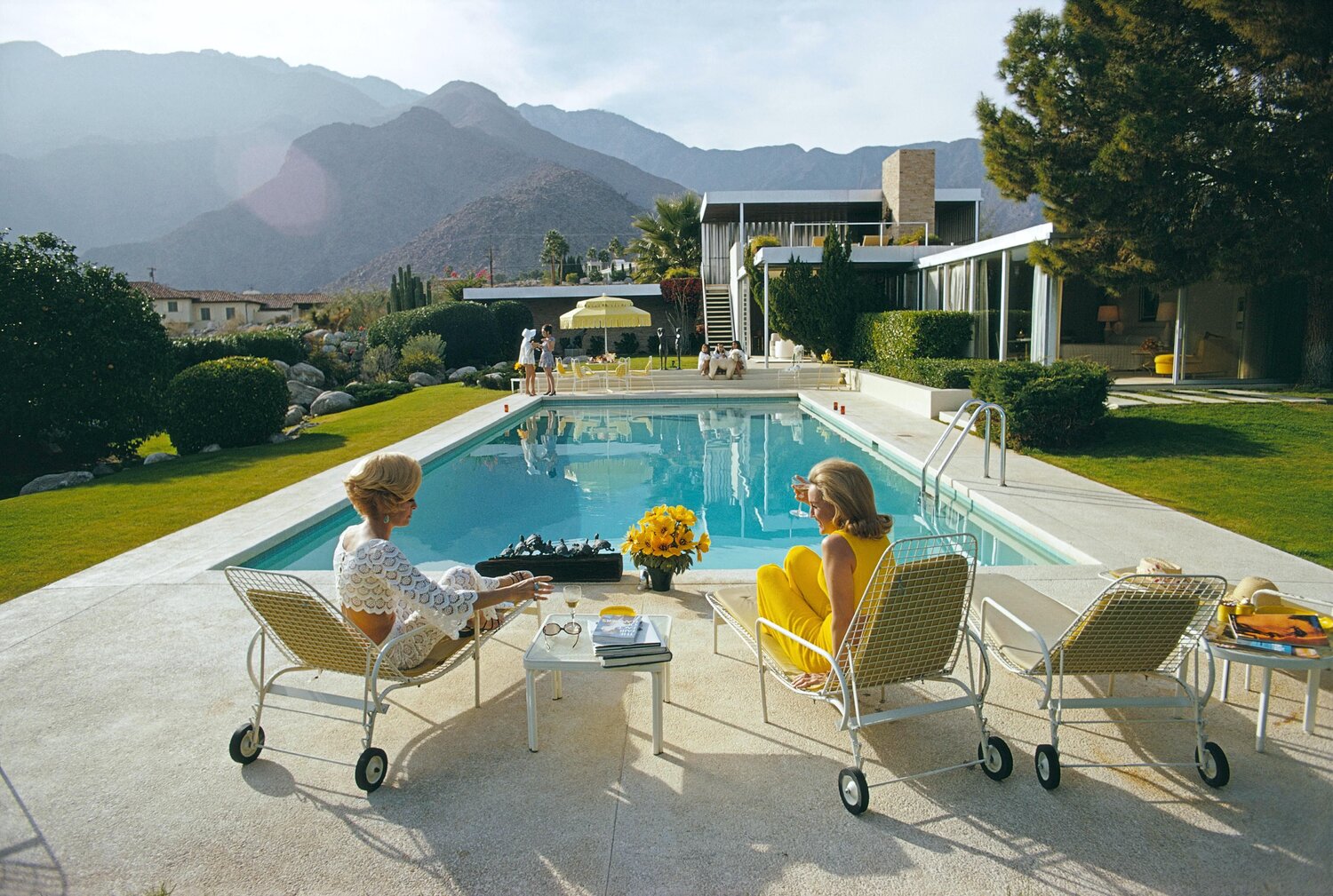 Poolside Pairs Slim Aarons Fotografia in vendita