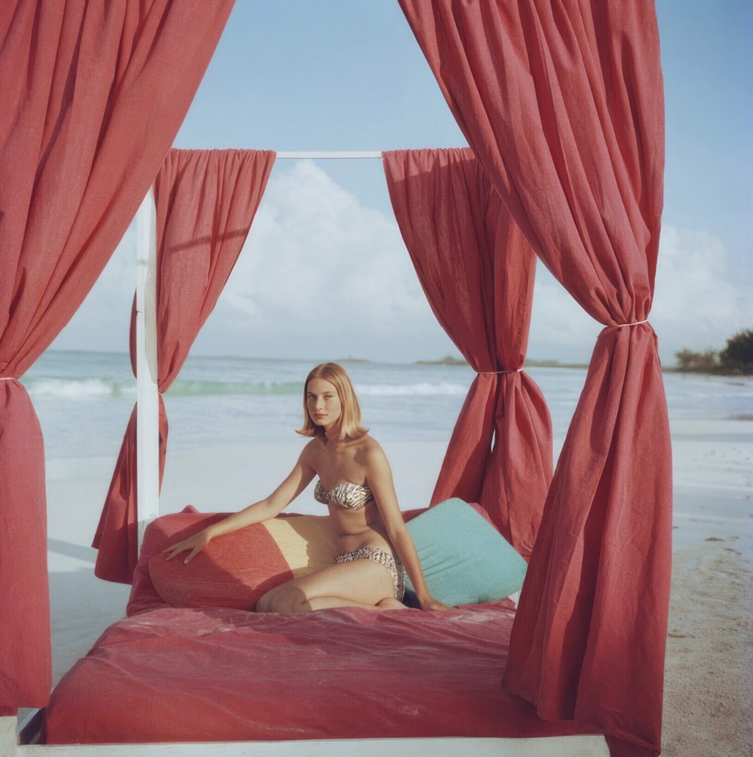 Tania Mallet in the Bahamas Slim Aarons Stampa in vendita
