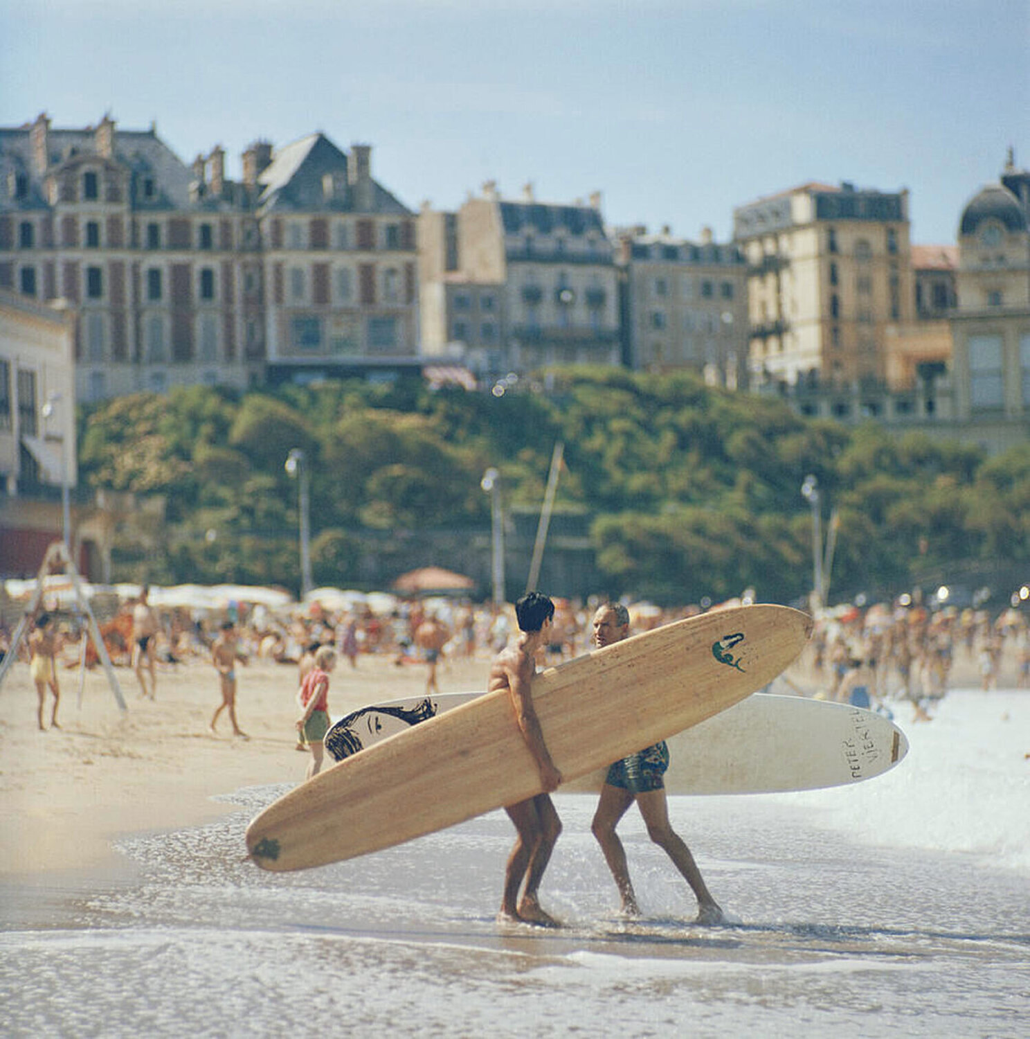 Peter Viertel on the Beach Slim Aarons Fotografia in vendita