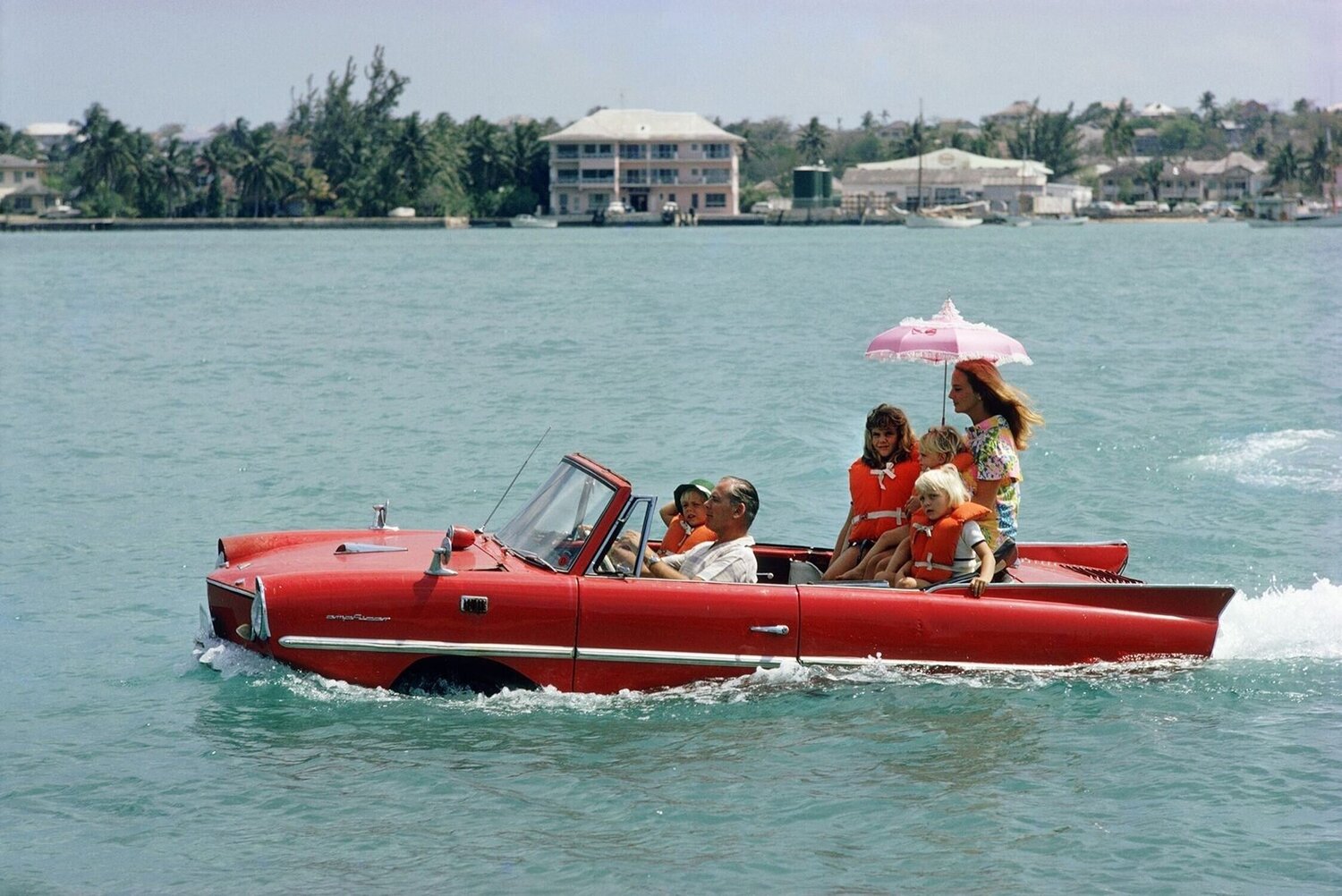 Sea Drive - Nassau, Bahamas Slim Aarons Fotografie zu verkaufen