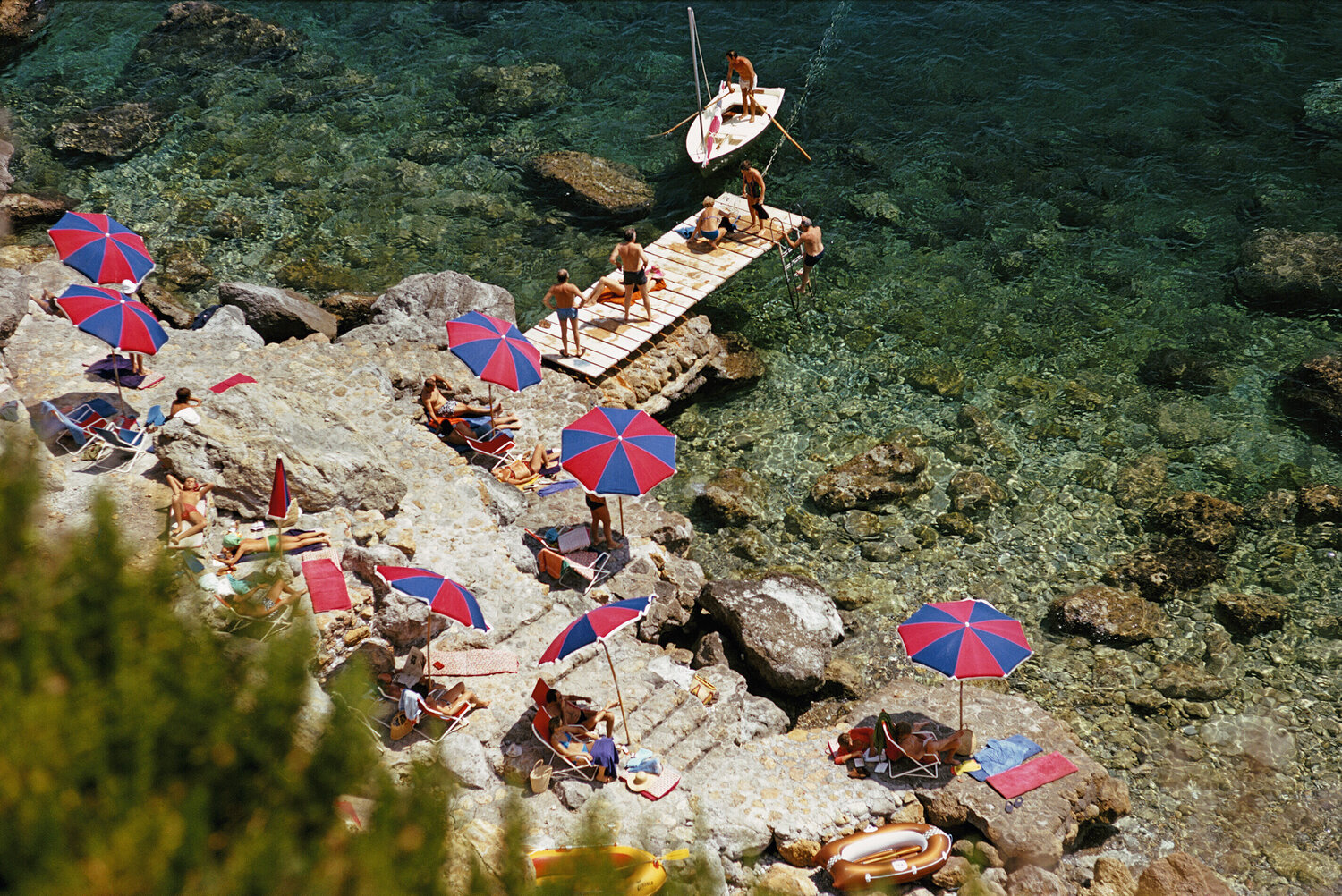 Slim Aarons 'Il Pellicano Beach' Slim Aarons Fotografia in vendita