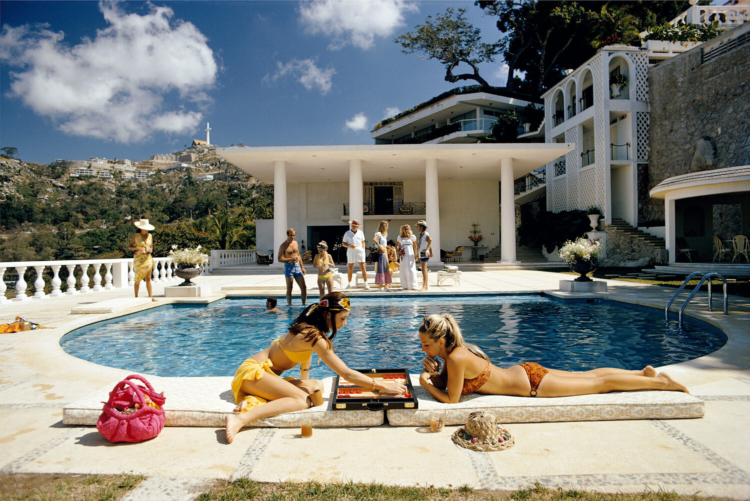 Slim Aarons 'Poolside Backgammon' Slim Aarons Photographie à vendre