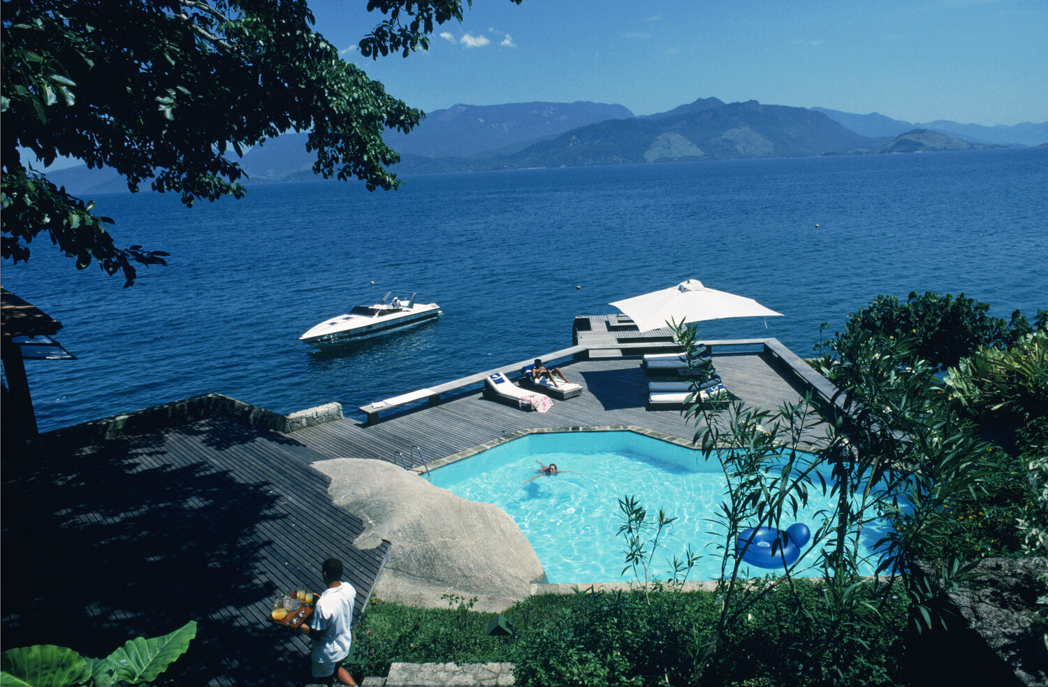 Slim Aarons 'Pool By The Sea' Slim Aarons Fotografia in vendita