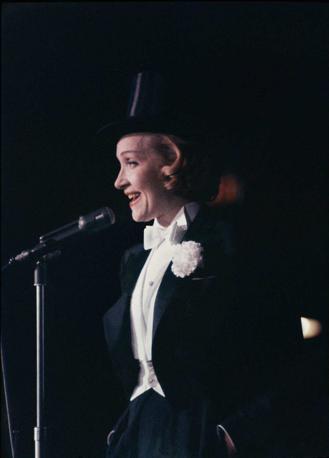 Slim Aarons 'Top-Hatted Chanteuse' Slim Aarons Fotografia in vendita