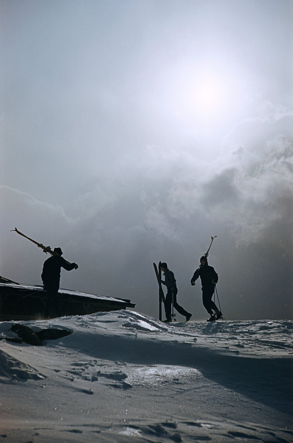 Slim Aarons 'Cranmore Mountain Skiers' Slim Aarons Fotografia in vendita