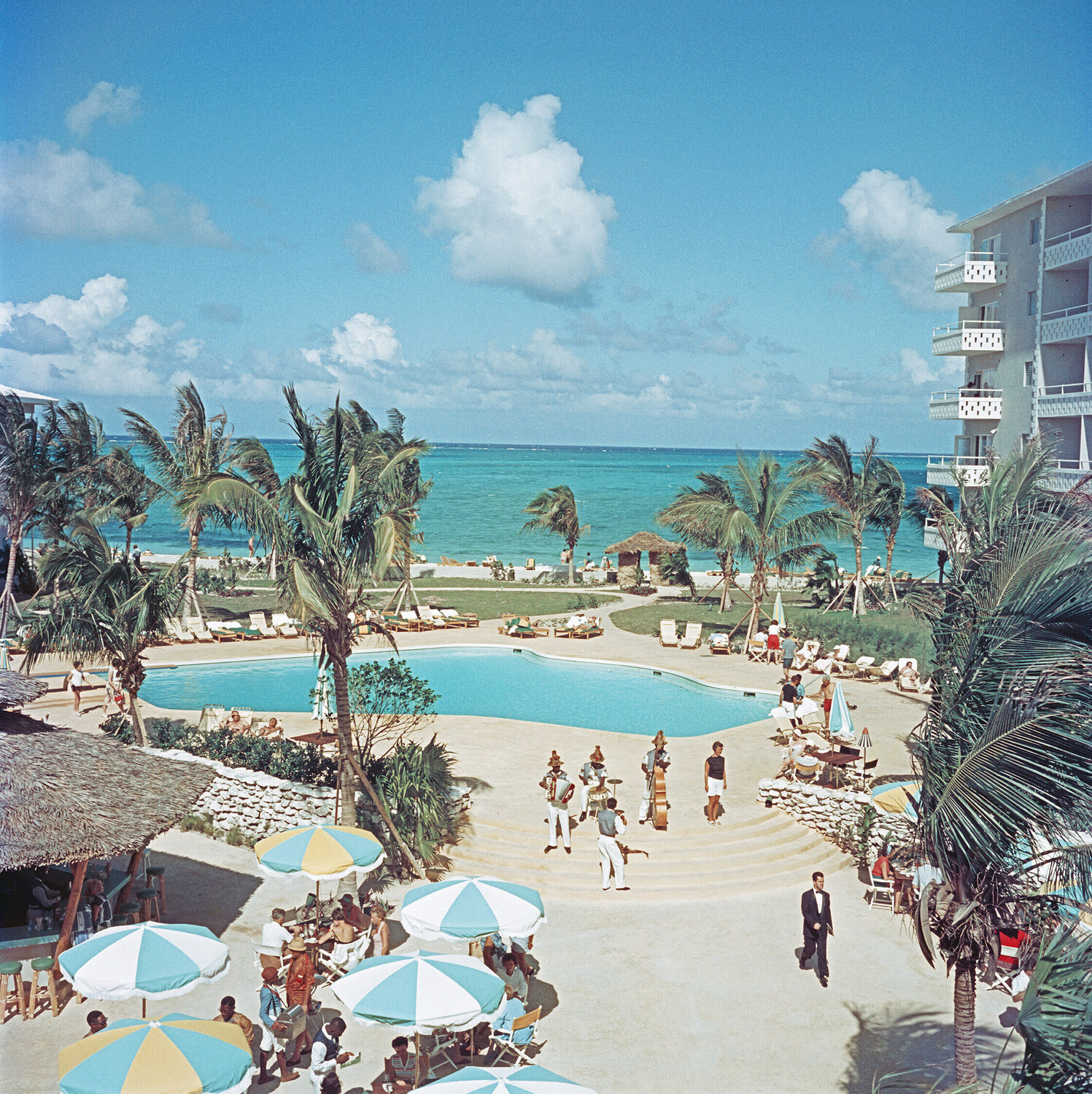 Slim Aarons 'Nassau Beach Hotel' Slim Aarons Fotografia in vendita