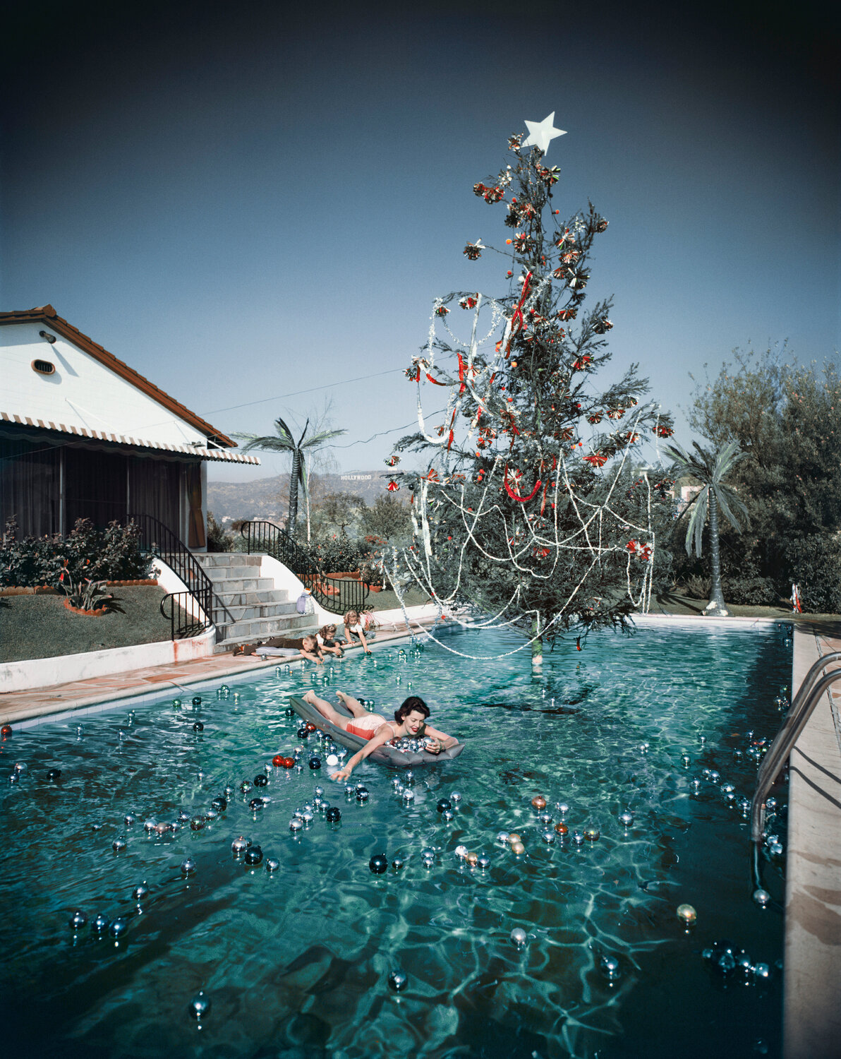 Slim Aarons 'Christmas Swim' Slim Aarons Fotografie zu verkaufen
