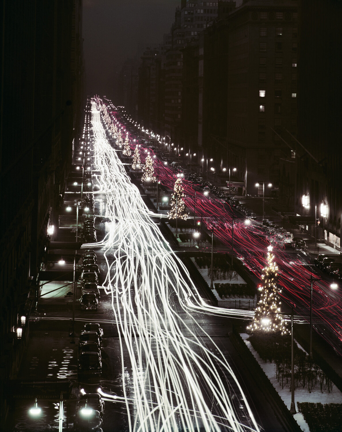 Slim Aarons 'Christmas Traffic' Slim Aarons Fotografia in vendita