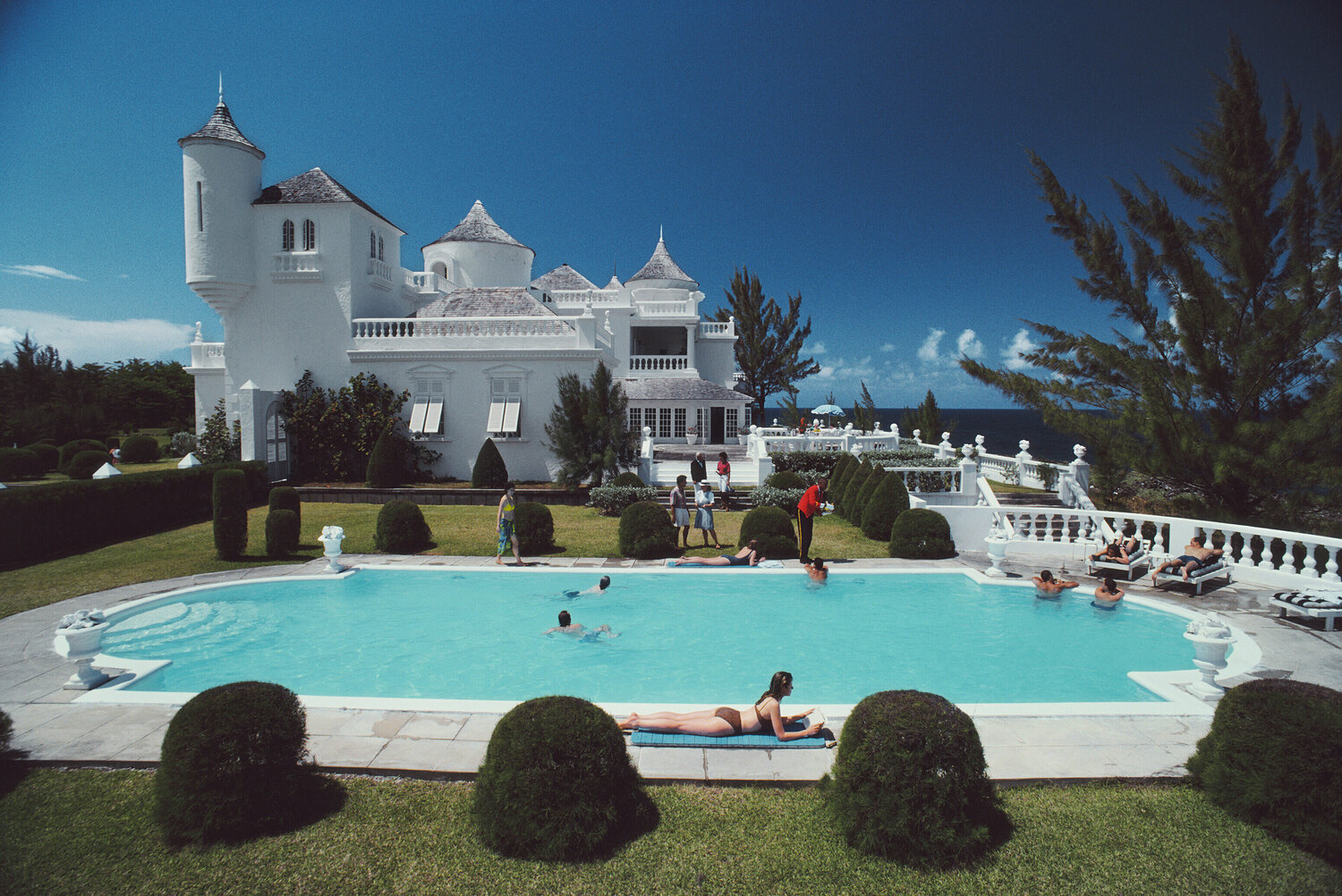 Slim Aarons 'Earl Levy's Castle' Slim Aarons Fotografia in vendita
