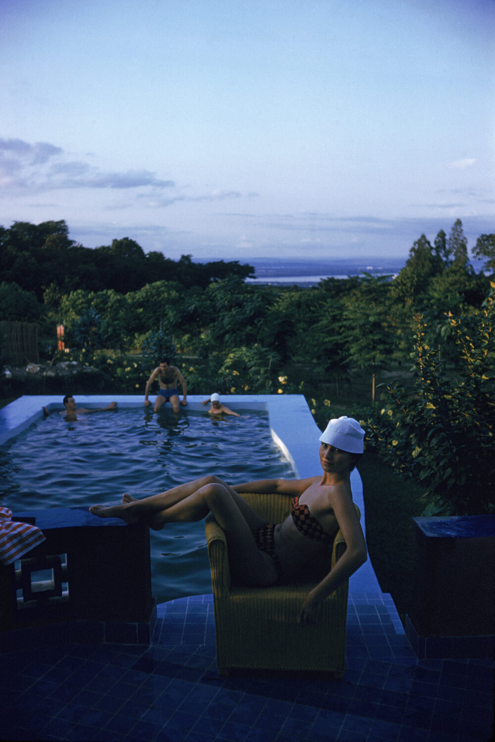 Slim Aarons 'Relaxing In Kenya' Slim Aarons Fotografie zu verkaufen