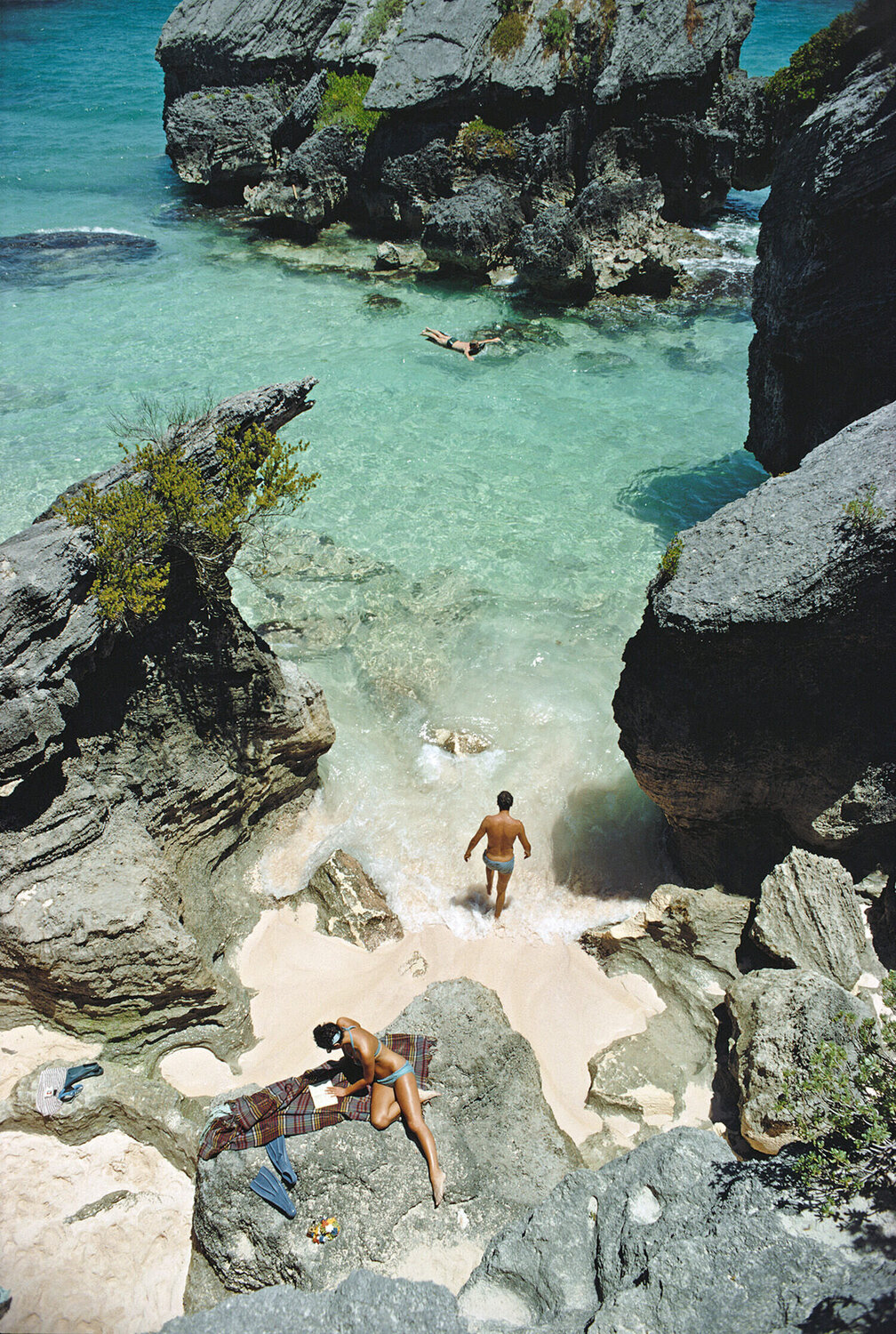 Slim Aarons 'Holidaymakers in Bermuda' Slim Aarons Fotografia in vendita