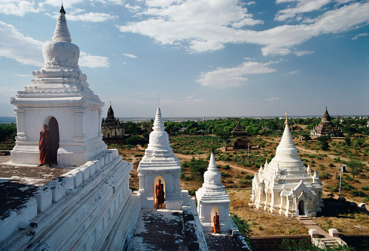 Slim Aarons 'White Pagoda' Slim Aarons Fotografia in vendita