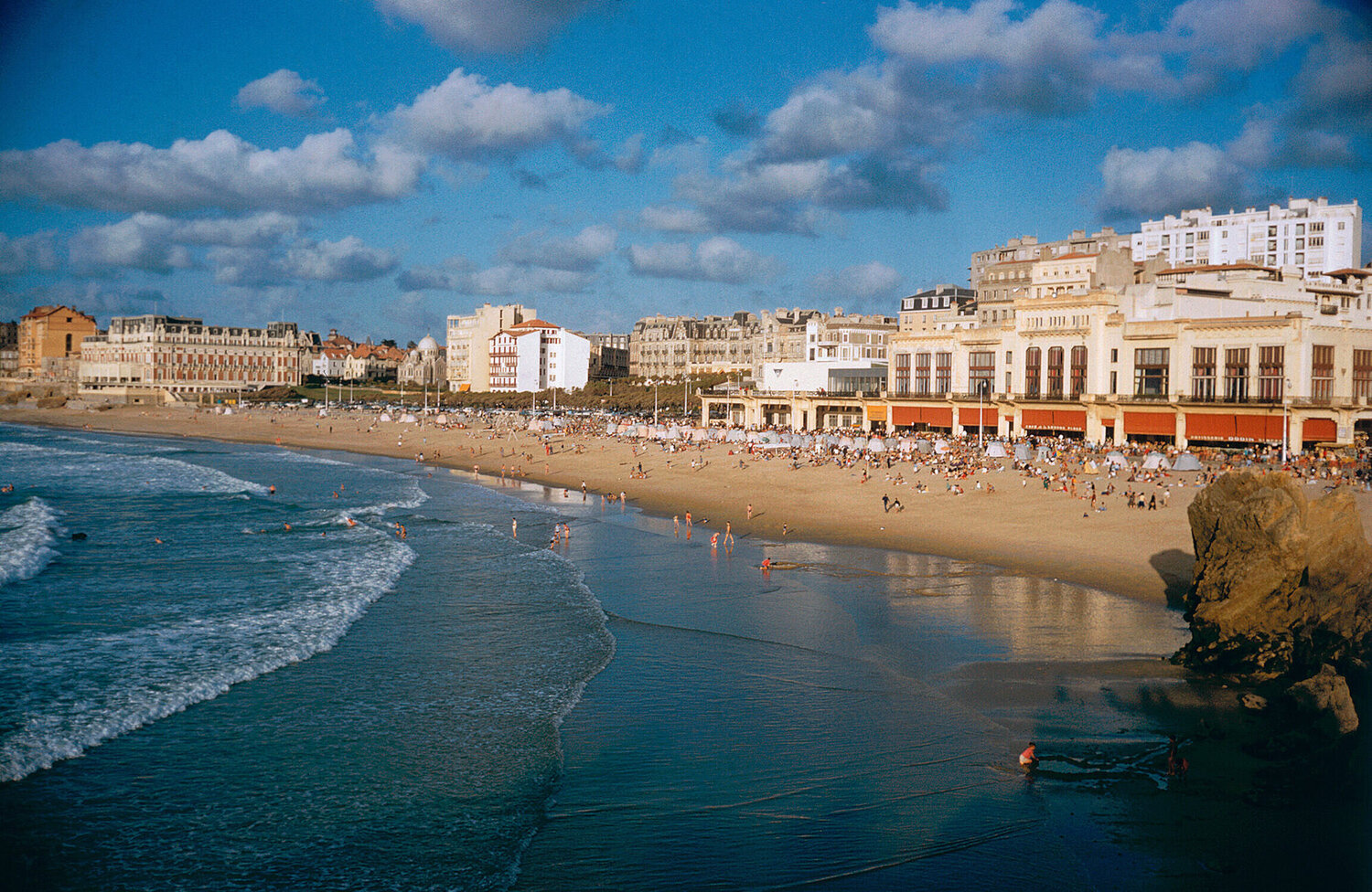 Slim Aarons 'Biarritz Seafront' Slim Aarons Fotografia in vendita