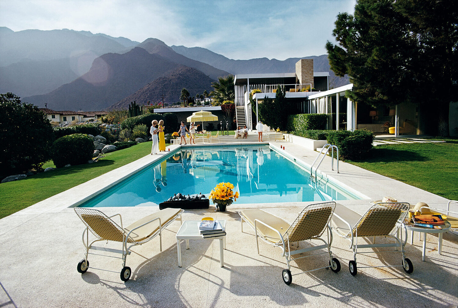 Slim Aarons 'Poolside Loungers' Slim Aarons Fotografia in vendita
